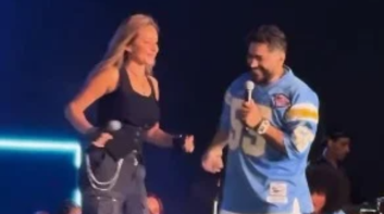 نيللي كريم تشارك تامر حسني الغناء في حفل ريد بول جوك بوكس